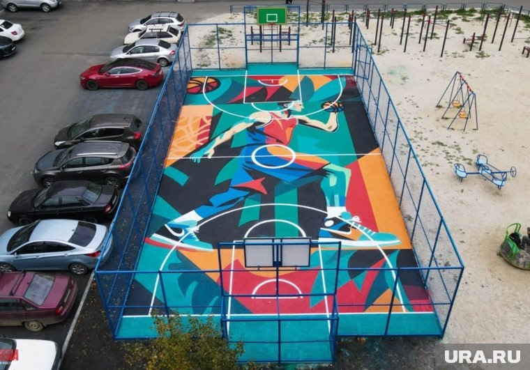    В Челябинске раскрасили баскетбольную площадку во дворе жилого дома