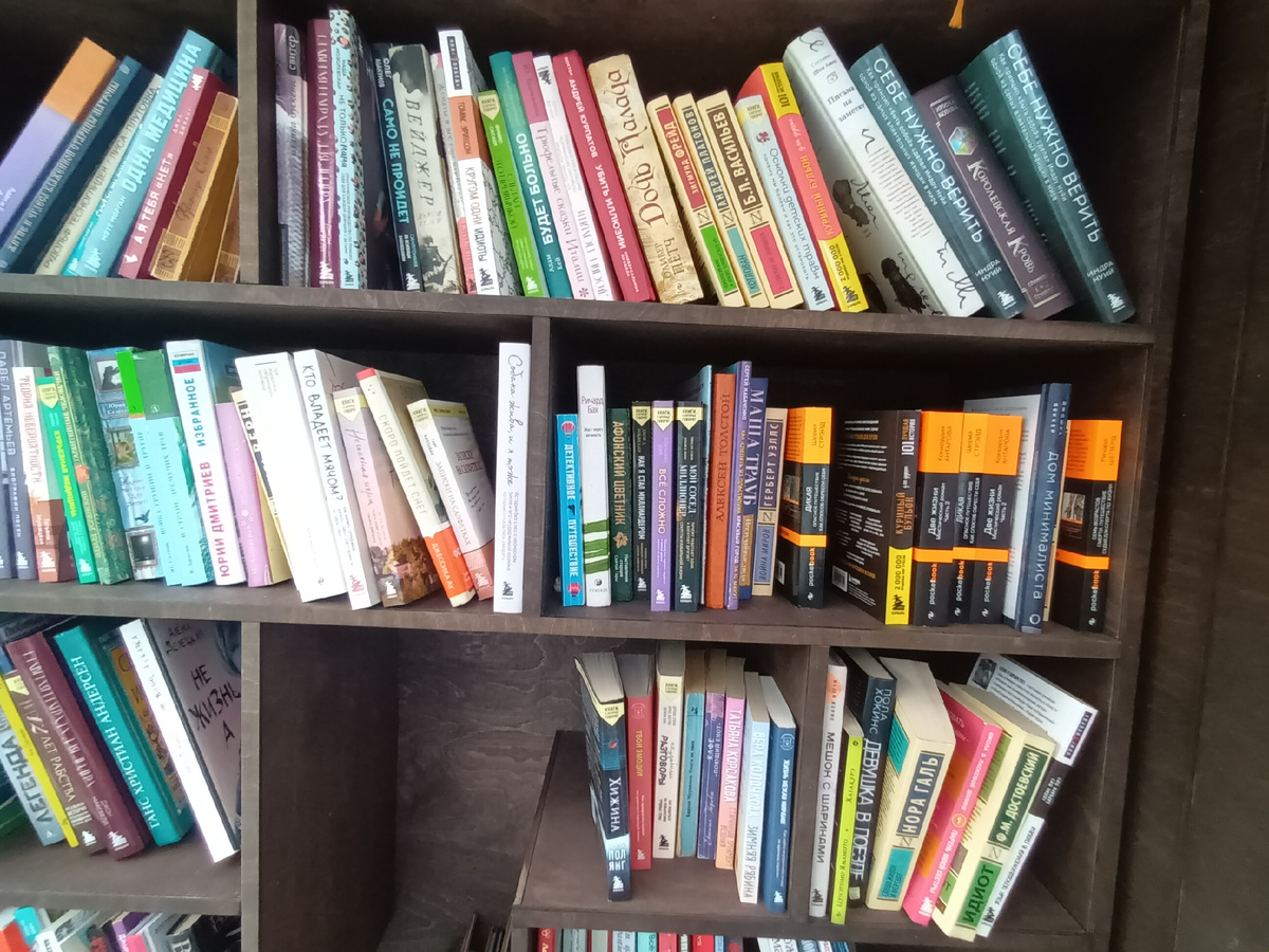 Буккроссинг может спасти тех, кто не взял ничего почитать. 