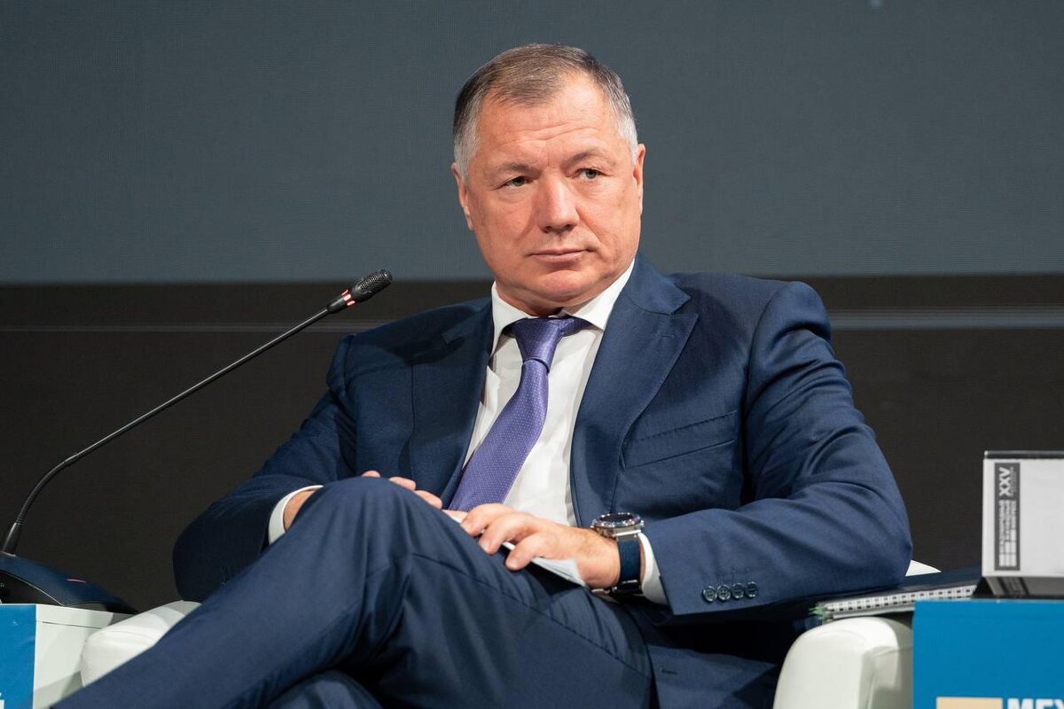  вице-премьер Марат Хуснуллин смотрит на вложиших деньги в строительство