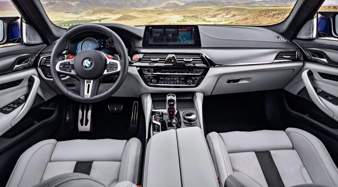 BMW M5 F90 (Салон)