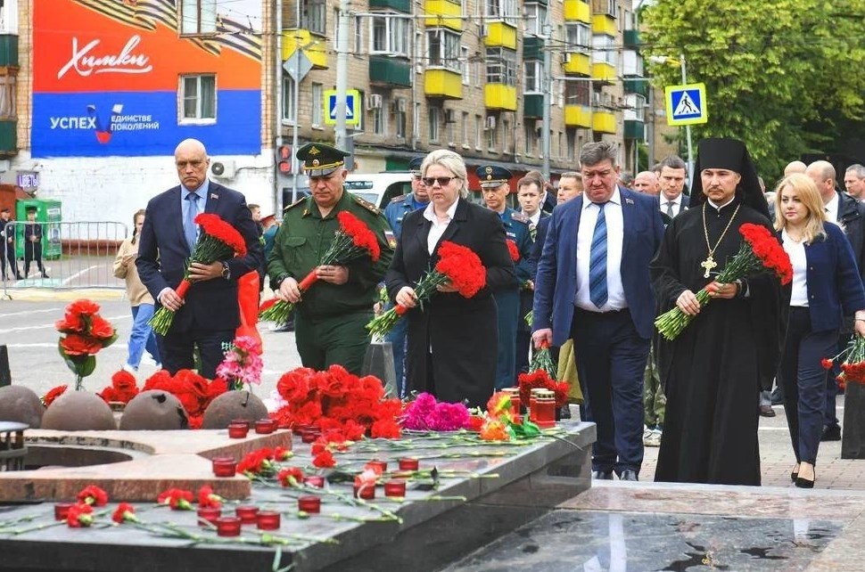 Фото из телеграм-канала Елены Земляковой. 9 ма 2025 года. Возложение цветов к вечному огню.