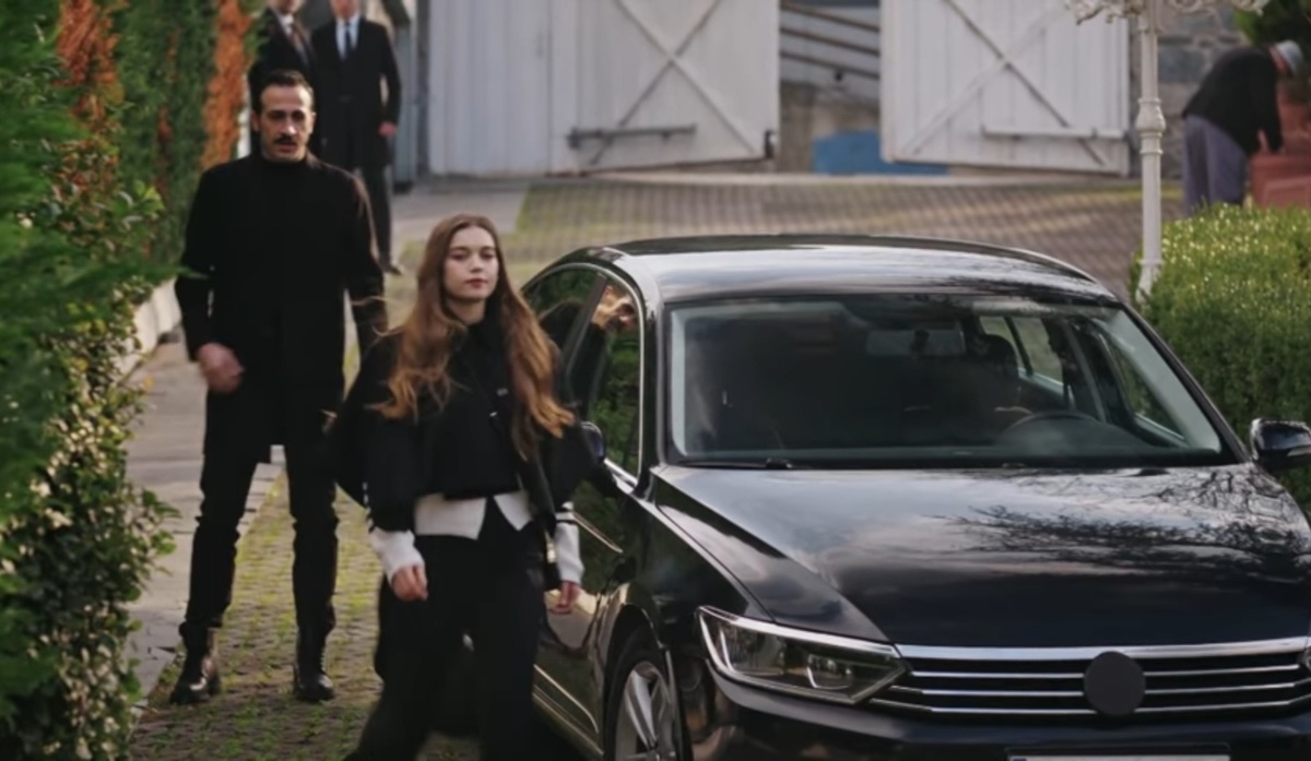 Прямо не хватает футбольного комментатора, что-то типа "Сейран выходит из машины, обходит Гюльгюн, Асуман, вырывается вперёд и выталкивает Пелин"