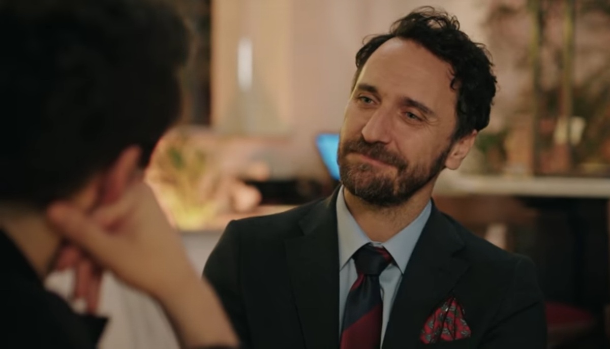 Дядька облезлый какой-то, но злобный, шо жесть в итоге.