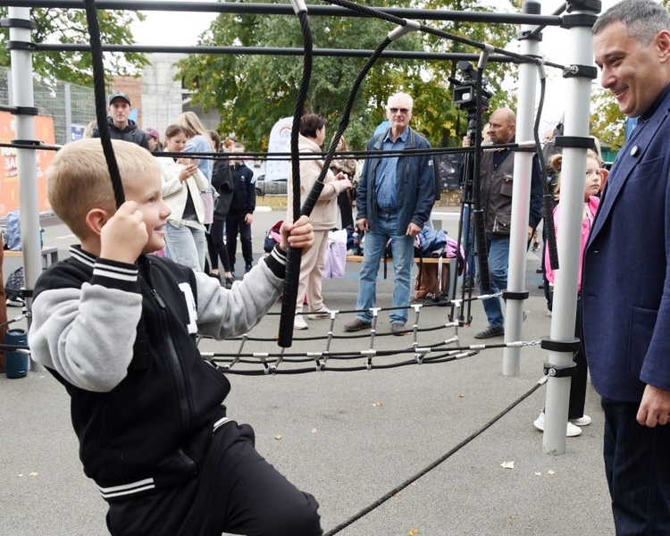     Александр Хинштейн осмотрел спортплощадку в парке им. Дзержинского