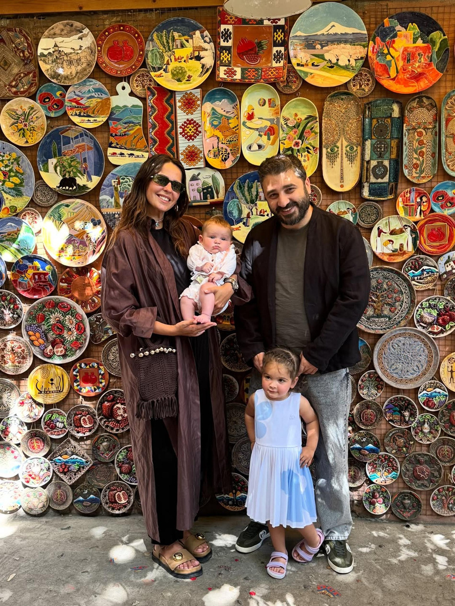    Лиза Моряк и Сарик Андреасян с детьми. Фото: Инстаграм (запрещён в РФ) @moryakliza