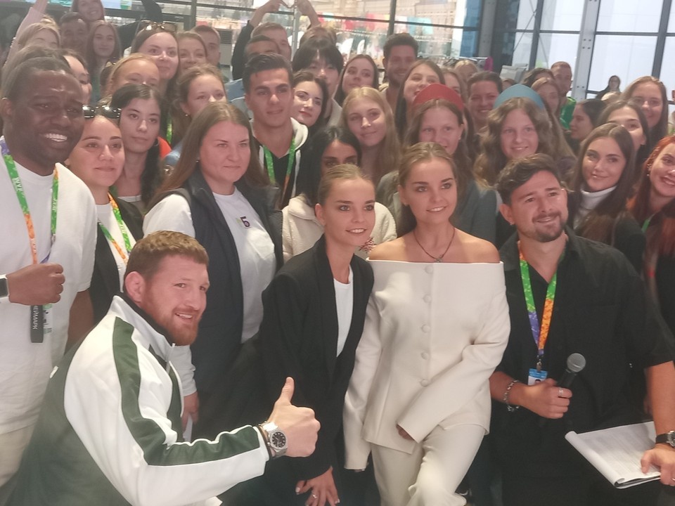    Сестры Аверины поделились опытом ведения соцсетей с участниками слета ВФМ Мария СОРОКИНА