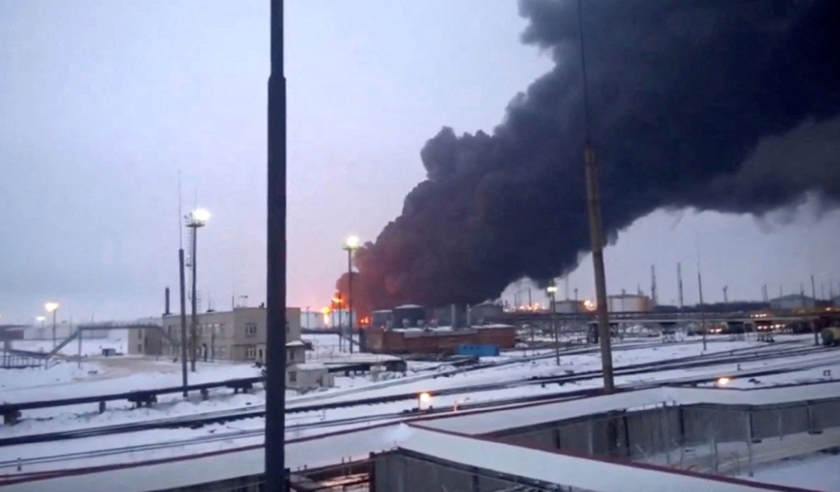 Облака дыма поднимаются после того, как украинский беспилотник поразил нефтеперерабатывающий завод в Рязани, Россия, в марте 2024 года © Reuters