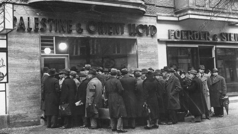 Очередь на оформление выездных документов. Берлин, январь 1939 г. https://wwii.space/