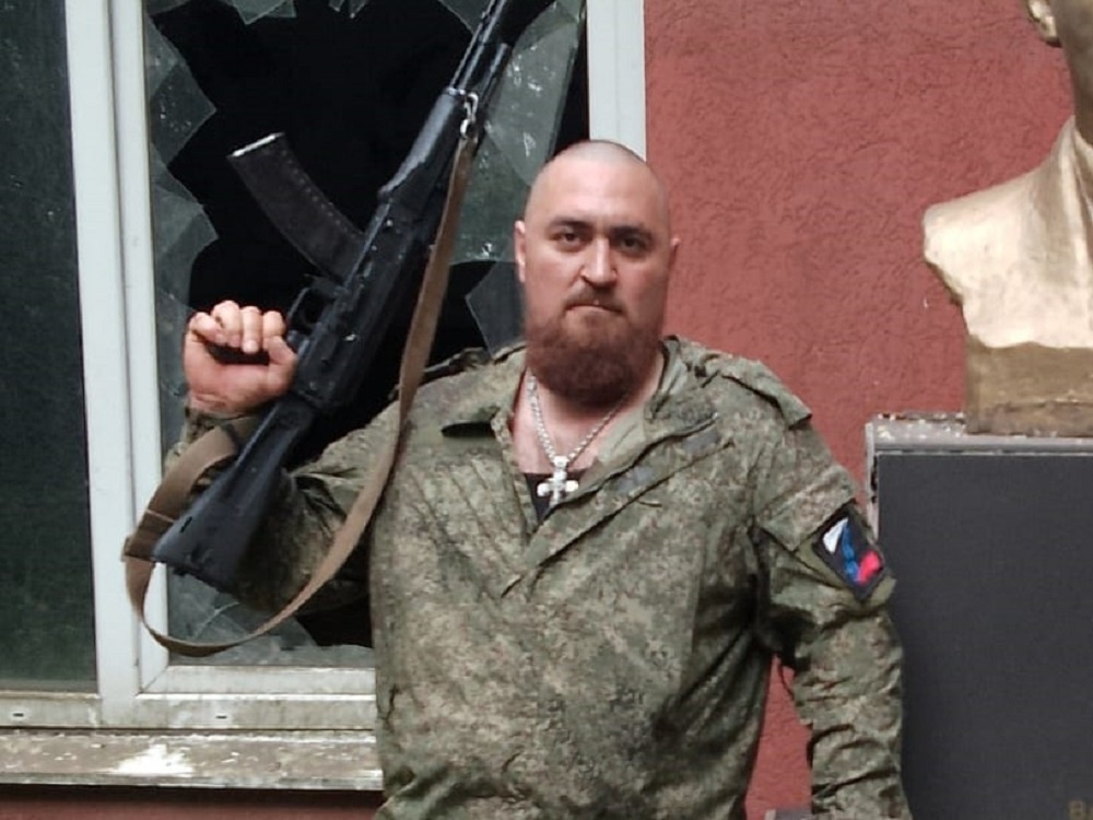 Роман Рзаев. Фото предоставлено В. Павловой📷    Позывной «Клён»: волжский скульптор создал необычное надгробие земляку, погибшему на СВО
