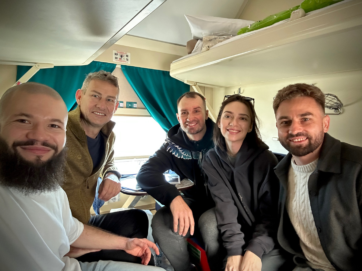 вместе с моими учителями Энтони и Игорем Будниковым, а также женой Екатериной и другом Димой едем на випассану