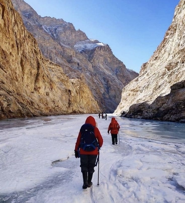 Чадар-трек — это не просто маршрут, а вход в другой мир. Под ногами ледяное покрывало Занскара, впереди — чудеса Ладакха.