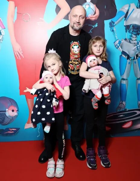    Гоша Куценко с дочерями. Фото: МК