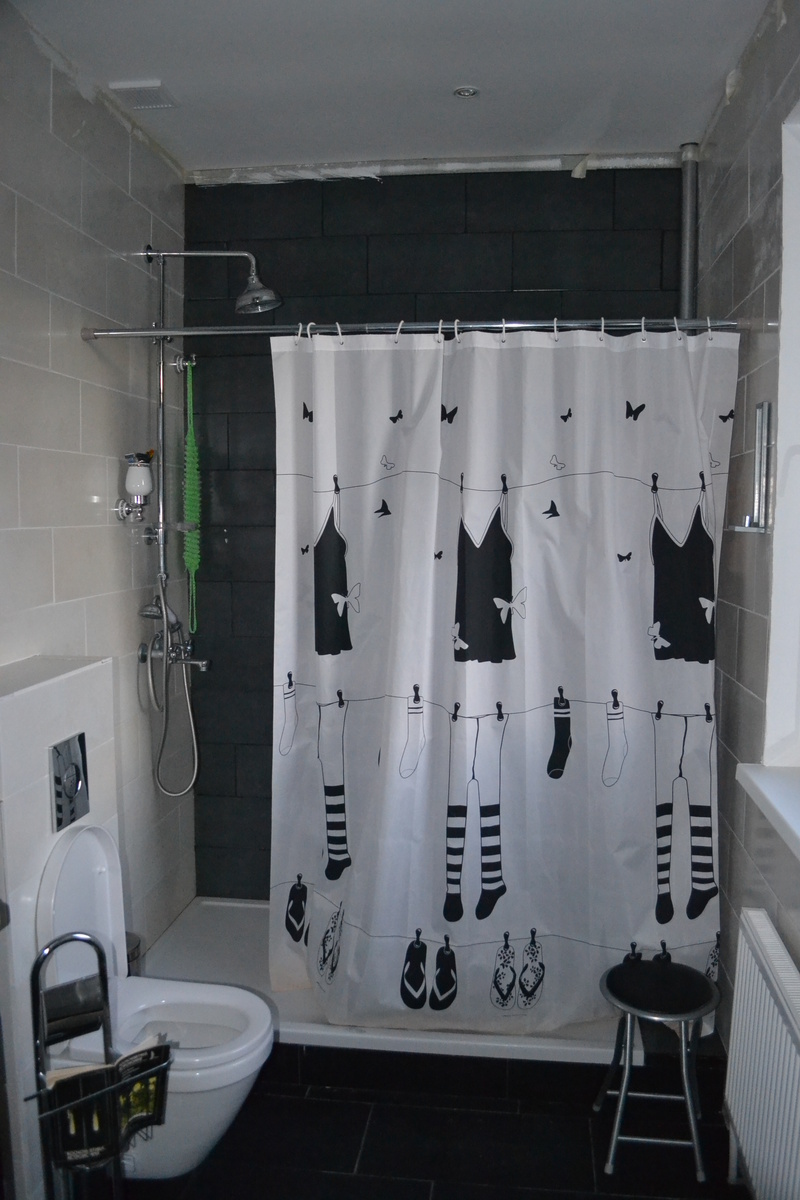 Например, занавеска в виде развешанного на просушку белья. Тут еще не доделан потолок, зато хорошо виден табурет в цветах санузла