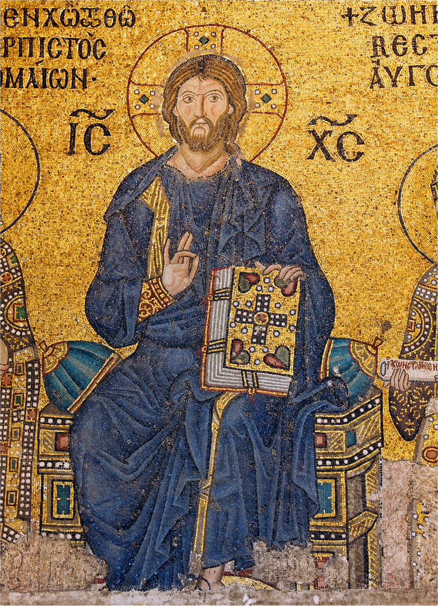 В христианском искусстве Византии золото играет ключевую роль, символизируя божественный свет. На этой мозаике изображен Христос Пантократор, благословляющий правой рукой и держащий Библию в левой. Его традиционный темно-синий наряд подчеркивает величие. Золотые элементы мозаики, созданные из расплавленного стекла с вкраплениями тончайших золотых пластинок, излучают яркое сияние.
Мозаика императрицы Зои (деталь), XI век. Стамбул, музей Святой Софии, южная галерея.