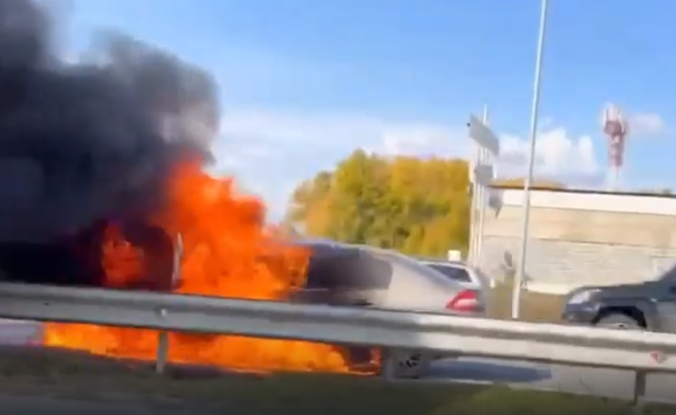    Горящий автомобиль на трассе в Мамонтовском районе. Источник: "Регион 22"