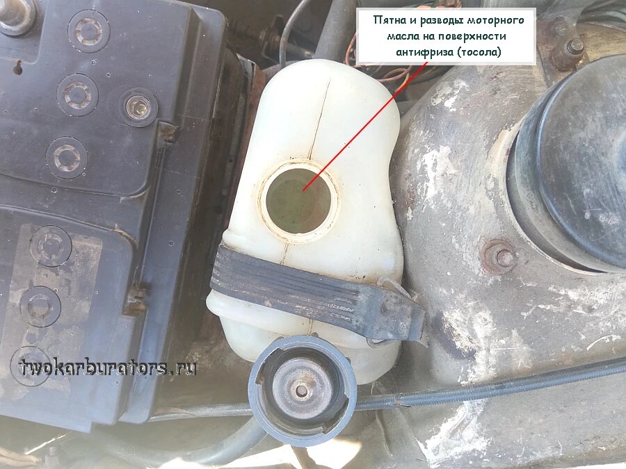 Пятна и разводы масла в расширительном бачке