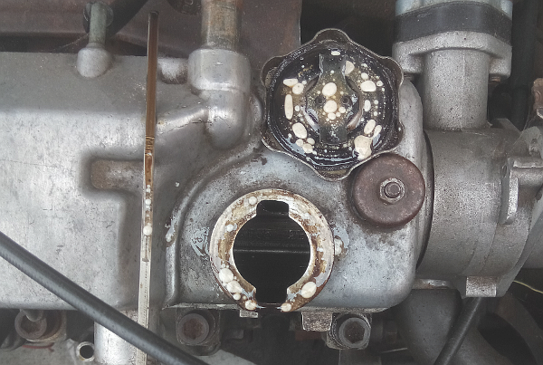 Эмульсия на щупе и крышке маслозаливной горловины двигателя