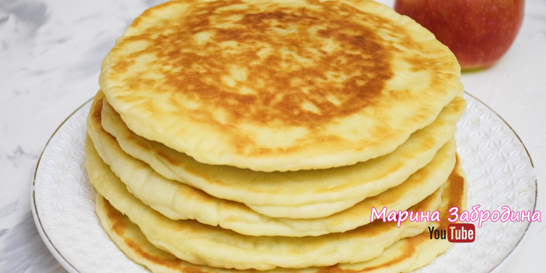 Сладкие лепешки с яблочной начинкой на сковороде