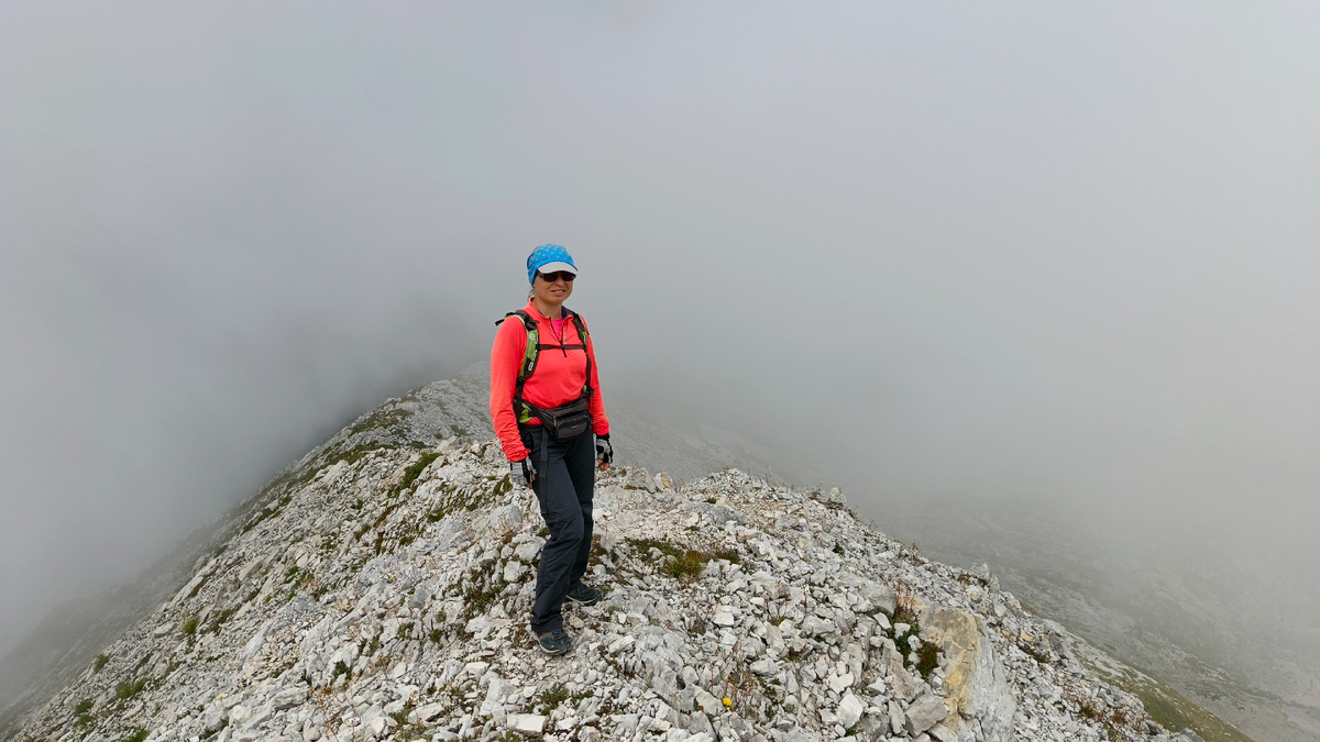 Я на спуске с вершины Арабики на её гребне. Август 2025.