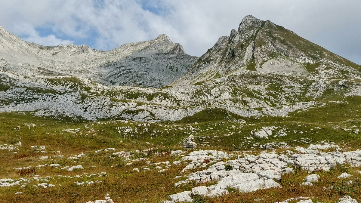 Вид на часть нашего вчерашнего маршрута – спуск с хребта. Та сторона ещё озарена солнцем, хотя за хребтом собираются тучи. Фото моё.