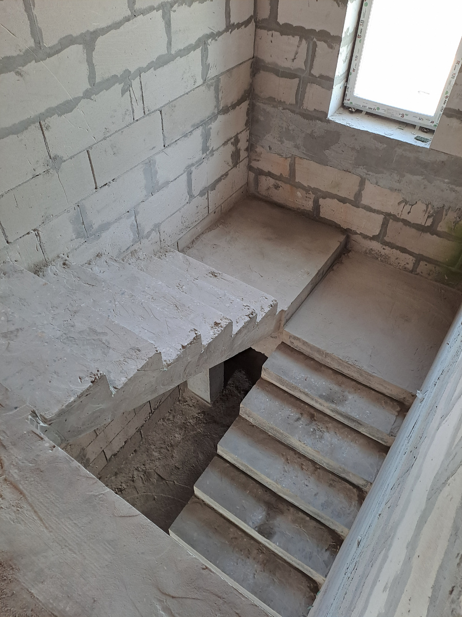 Площадка между маршами разделина на две части(сделана ступень 170мм)