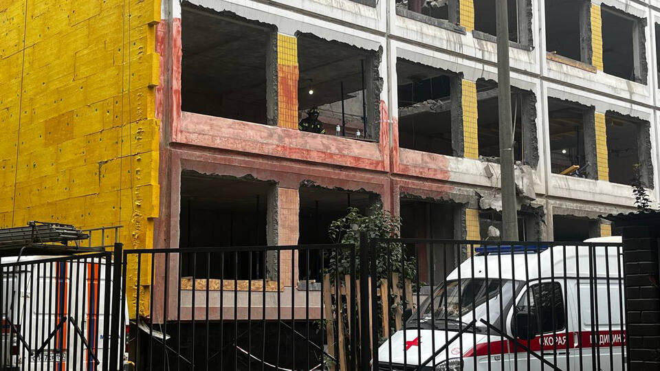     Двух рабочих насмерть придавило плитой на стройке в Москве ИЗВЕСТИЯ