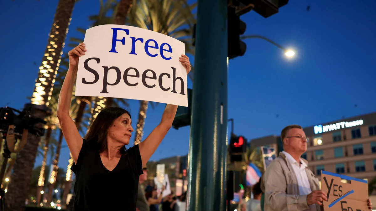 Люди принимают участие в акции протеста у Диснейленда после того, как ток-шоу Джимми Киммела было приостановлено из-за его комментариев об убийстве Чарли Кирка © David Swanson/Reuters