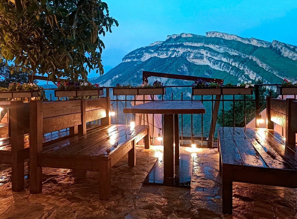 В Дагестане восхищает не только кухня — здесь рестораны умеют удивлять сумасшедшими видами. Представьте, как приятно насладиться сочным хинкалом или наваристой бурчак-шурпой с невероятным видом на Кавказские горы. Фото: Елена / Яндекс Карты