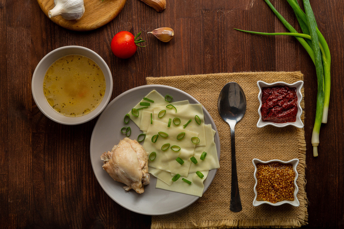 Хотя по названию и составу дагестанское блюдо похоже на более привычные нам грузинские хинкали, выглядит оно совсем иначе. Фото: Finist4 / Shutterstock / Fotodom