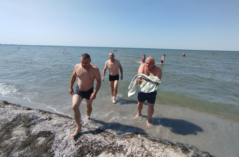 Команда бодренько выходит из моря. 