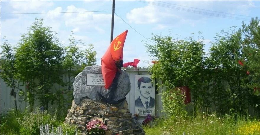 На месте гибели старшего лейтенанта  ВМФ России, Игоря Викторовича Остапенко