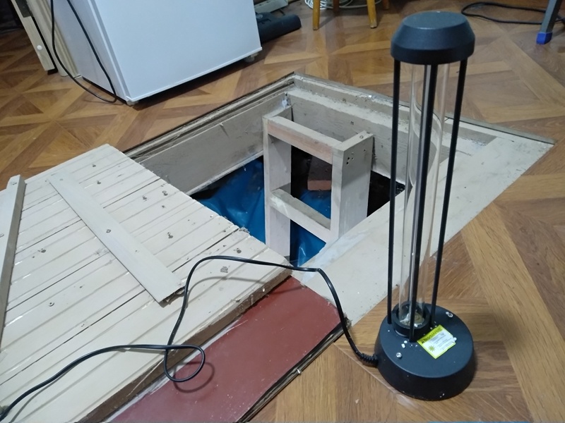 Показываю кварцевую лампу в выключенном положении. Для обработки мы её опускали в подпол 