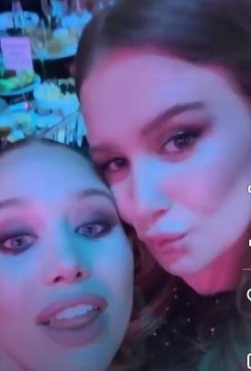    Аврора Киба с сестрой. Фото: соцсети