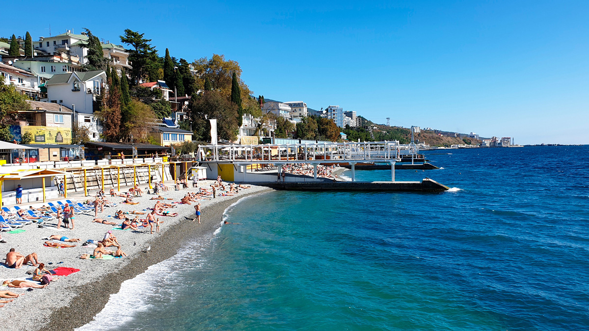 Берег здесь галечный, а дно резко уходит в глубину, поэтому на воде нужно соблюдать осторожность и внимательно следить за детьми. Фото: Medvedeva Oxana / Shutterstock / Fotodom