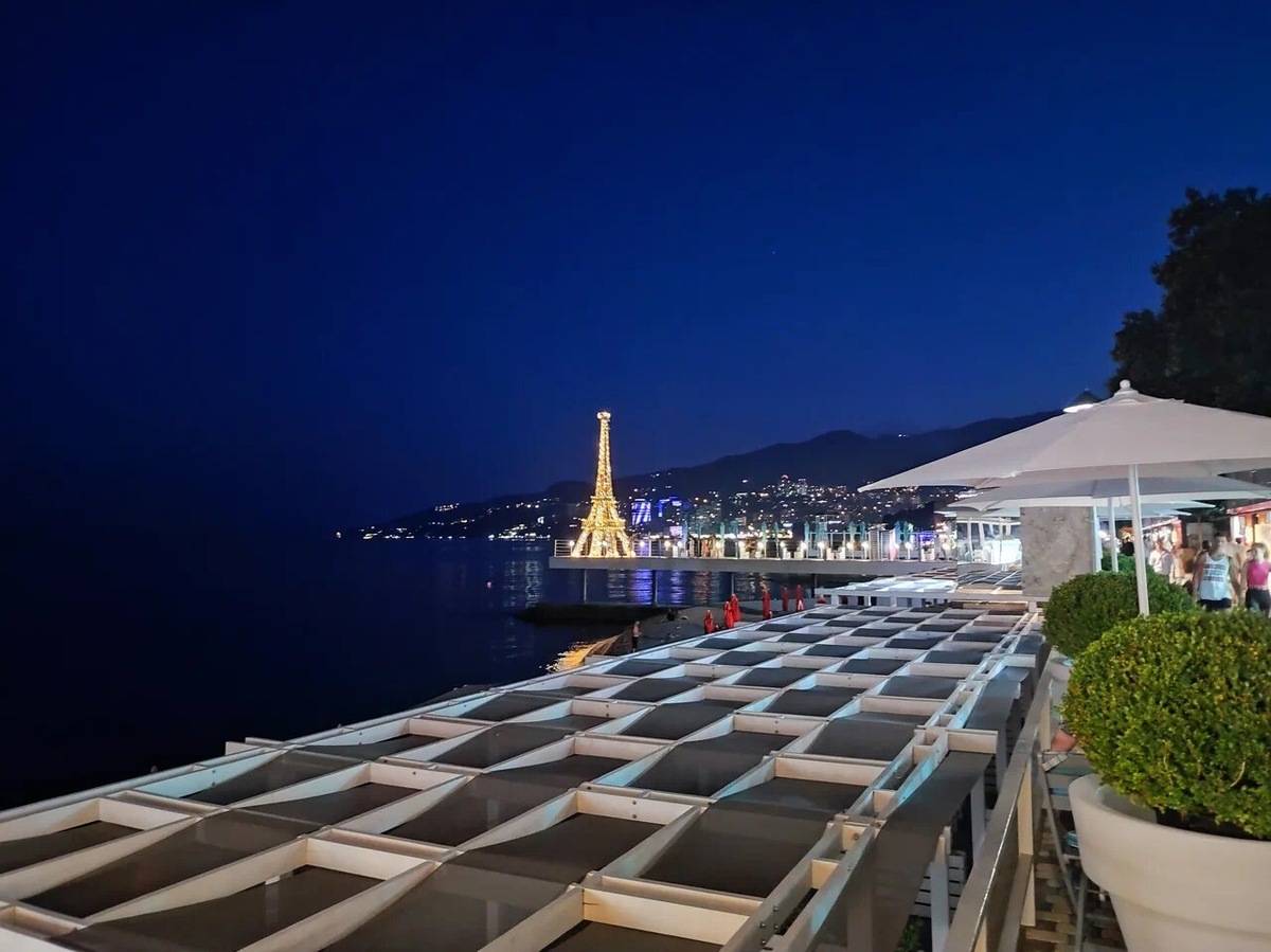 На одном из пирсов Массандровского пляжа Ялты есть оригинальный арт‑объект — уменьшенная копия Эйфелевой башни. Фото: Михаил Малов / Яндекс Карты