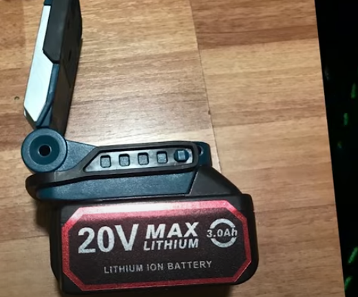 Портативный светодиодный фонарь Makita 18В синего цвета