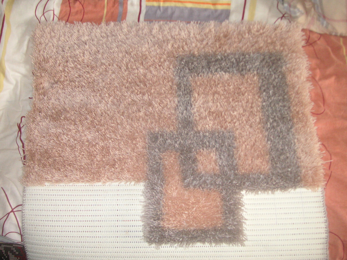 Из старого коврика для ванной комнаты и остатков абсолютно ненужной пряжи долгими зимними вечерами смедитировала обычный лохматый прикроватный коврик в детскую.  Нервы успокаивало - не передать словами.)