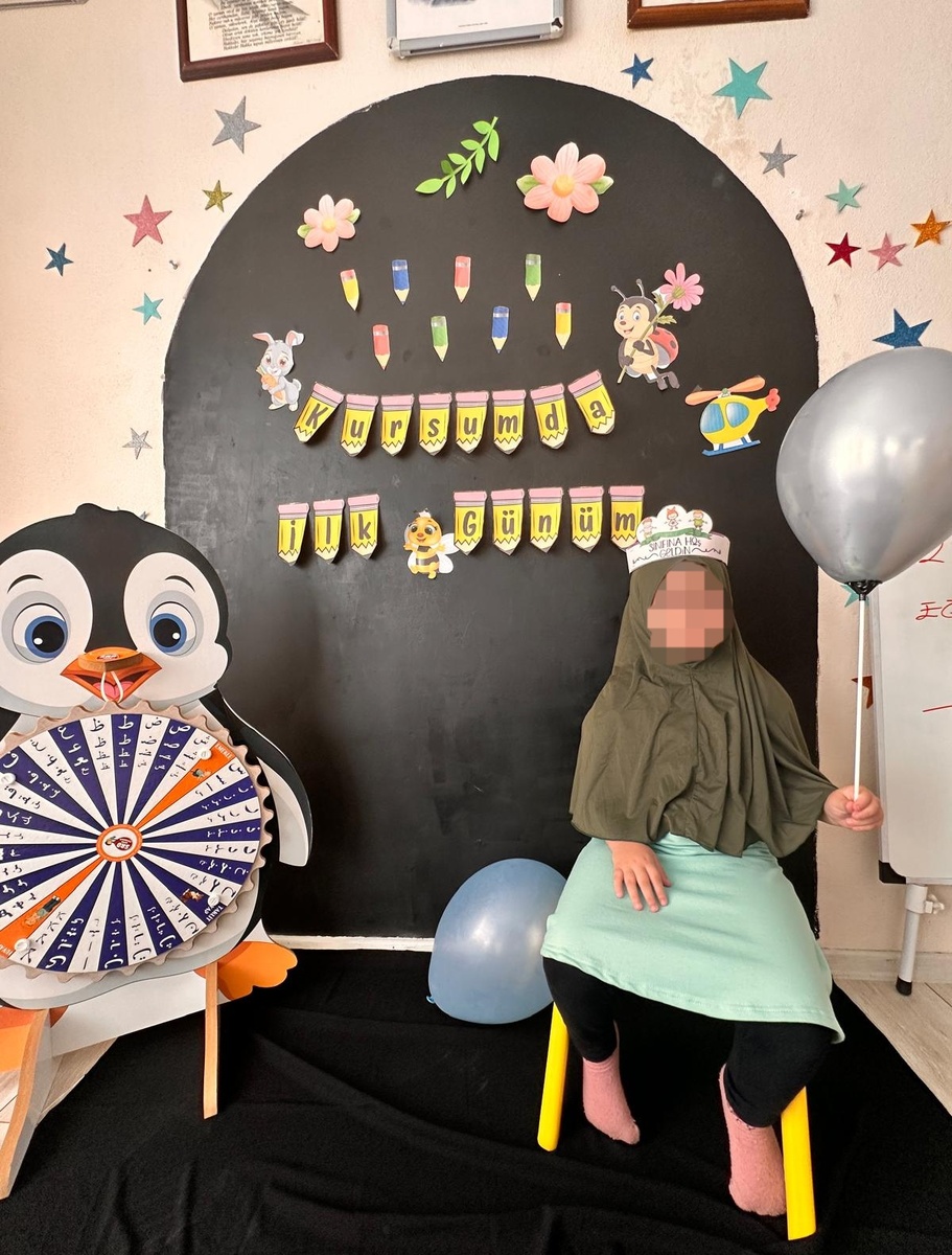 Нам в группу периодически скидывают фото чем дети занимались днём 