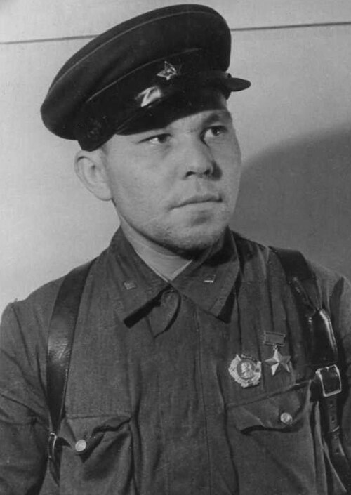 Василий Павлович Кисляков (20 февраля 1916 — 29 ноября 1990) — советский военнослужащий военно-морского флота. Участник Великой Отечественной войны, Герой Советского Союза (1941). Первый Герой Советского Союза на Северном флоте. Капитан морской пехоты. ru.wikipedia.org