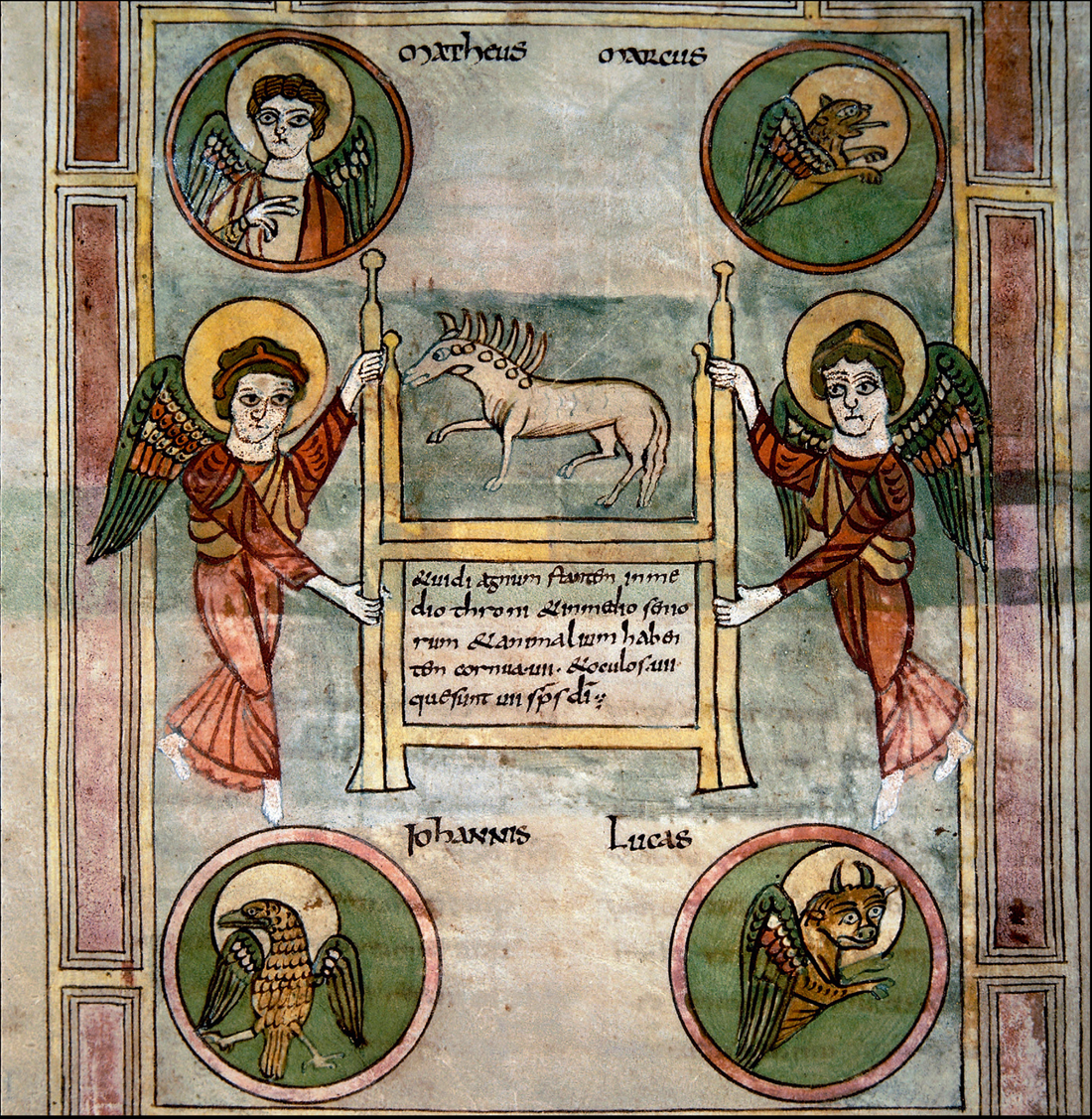 ПРЕСТОЛ АГНЦА В ОКРУЖЕНИИ ТЕТРАМОРФА
Зелёный цвет, в отличие от синего, широко применялся в иллюминированных рукописях раннего Средневековья. Он часто сочетался с красным, занимая соседнее положение на цветовой оси (белый, жёлтый, красный, зелёный, синий, чёрный), а не являясь его прямым антагонистом. Для создания зелёных оттенков использовались как природные пигменты (зелень, малахит, растительная зелень), так и искусственные, такие как медная зелень – яркая, но токсичная и разъедающая.
Миниатюра из Апокалипсиса из аббатства Сент-Аманд, IX век. Valenciennes, Bibliothèque municipale, ms. 99, fol. 12. 