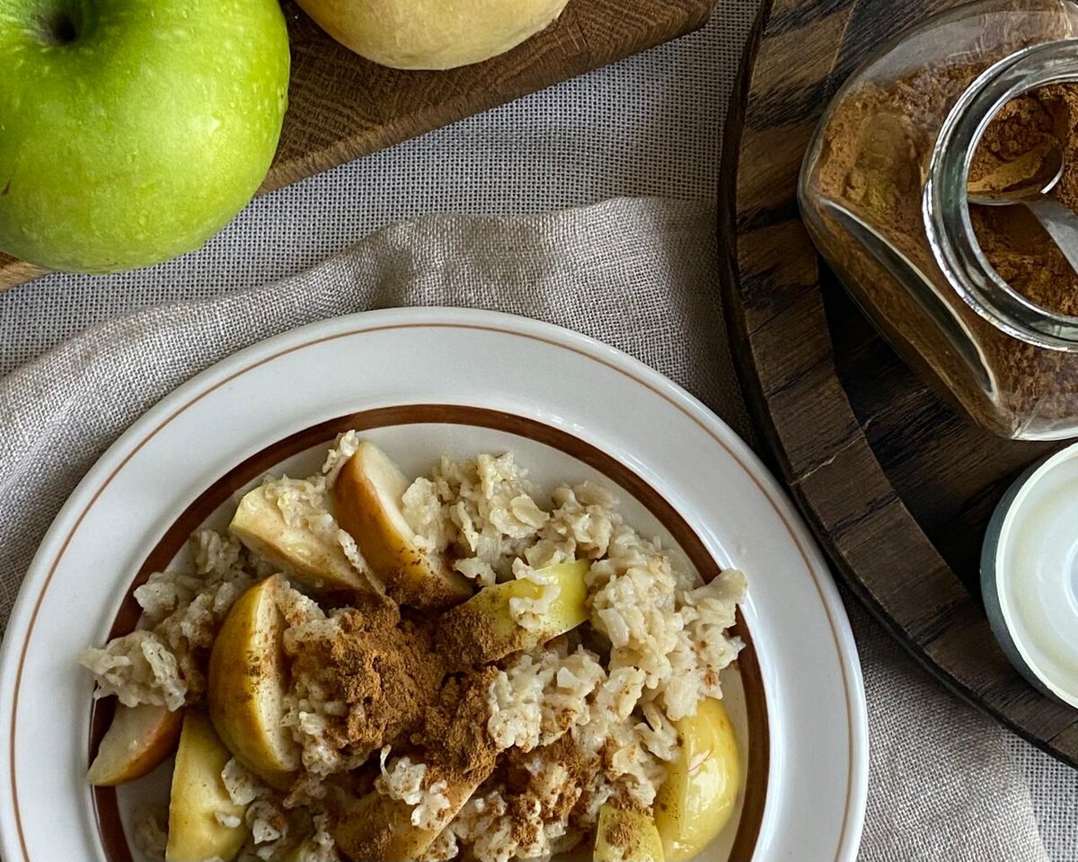 Овсянка с яблоками и корицей