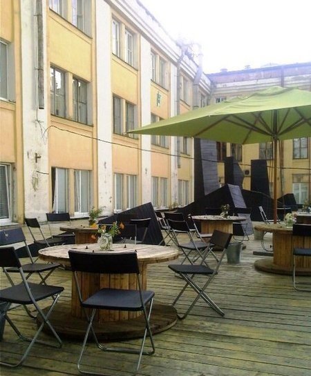 Открытая площадка кафе на крыше.