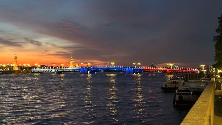    Дворцовый мост в цветах триколора. Автор фото: Пресс-служба администрации Петербурга.