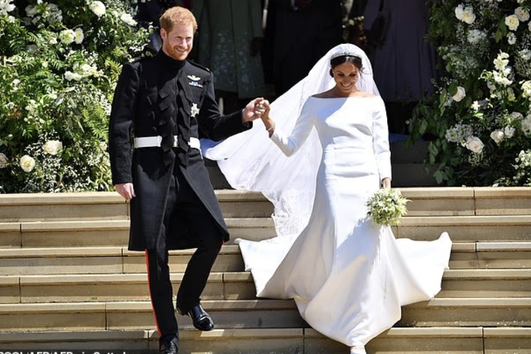 «Сказочная» свадьба принца Гарри и Меган Маркл в мае 2018 года, за которой наблюдали почти два миллиарда человек по всему миру, включала в себя несколько отступлений от королевских традиций.