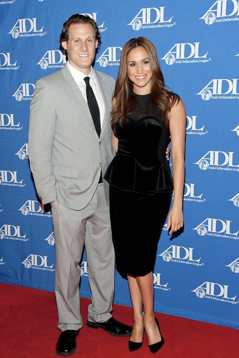 Меган была замужем за продюсером Тревором Энгельсоном два года, прежде чем подала на развод в 2013 году, сославшись на непреодолимые разногласия. На фотографии они запечатлены в 2011 году на торжественном ужине по случаю вручения наград.