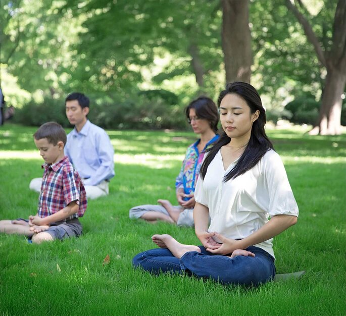 Практика Фалуньгун ведёт к отказу от вредных привычек и привязанностей, а также к стремлению улучшить свой характер на основе принципов истины, доброты, терпения. (minghui.org)