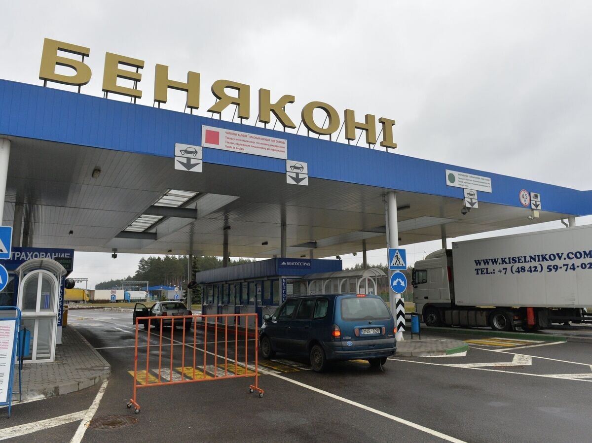    Автомобили на пересечении белорусско-литовской границы в пункте пропуска "Бенякони" в Гродненской области Белоруссии© РИА Новости / Виктор Толочко