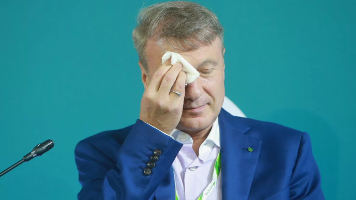 Почему вкадчики начали массово забирать свои деньги из банков? В чем причина?