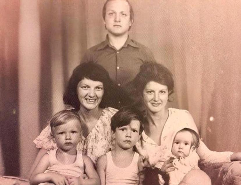 Никита (слева) с семьёй