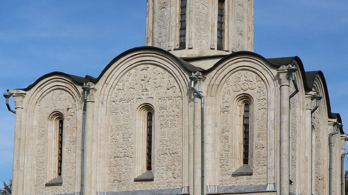 Он же - на западном фасаде